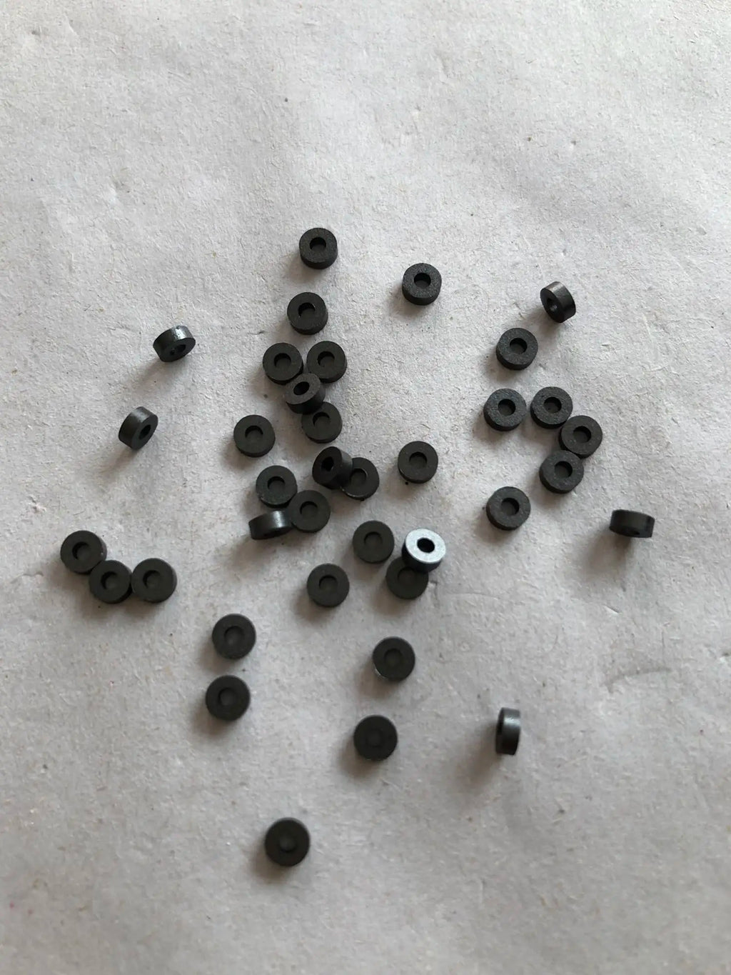 100Pcs/RH3.5 × 1.5 × 1.3 piercing ferrite core, nickel-zinc ferrite hollow magnetic beads anti-interference magnetic new