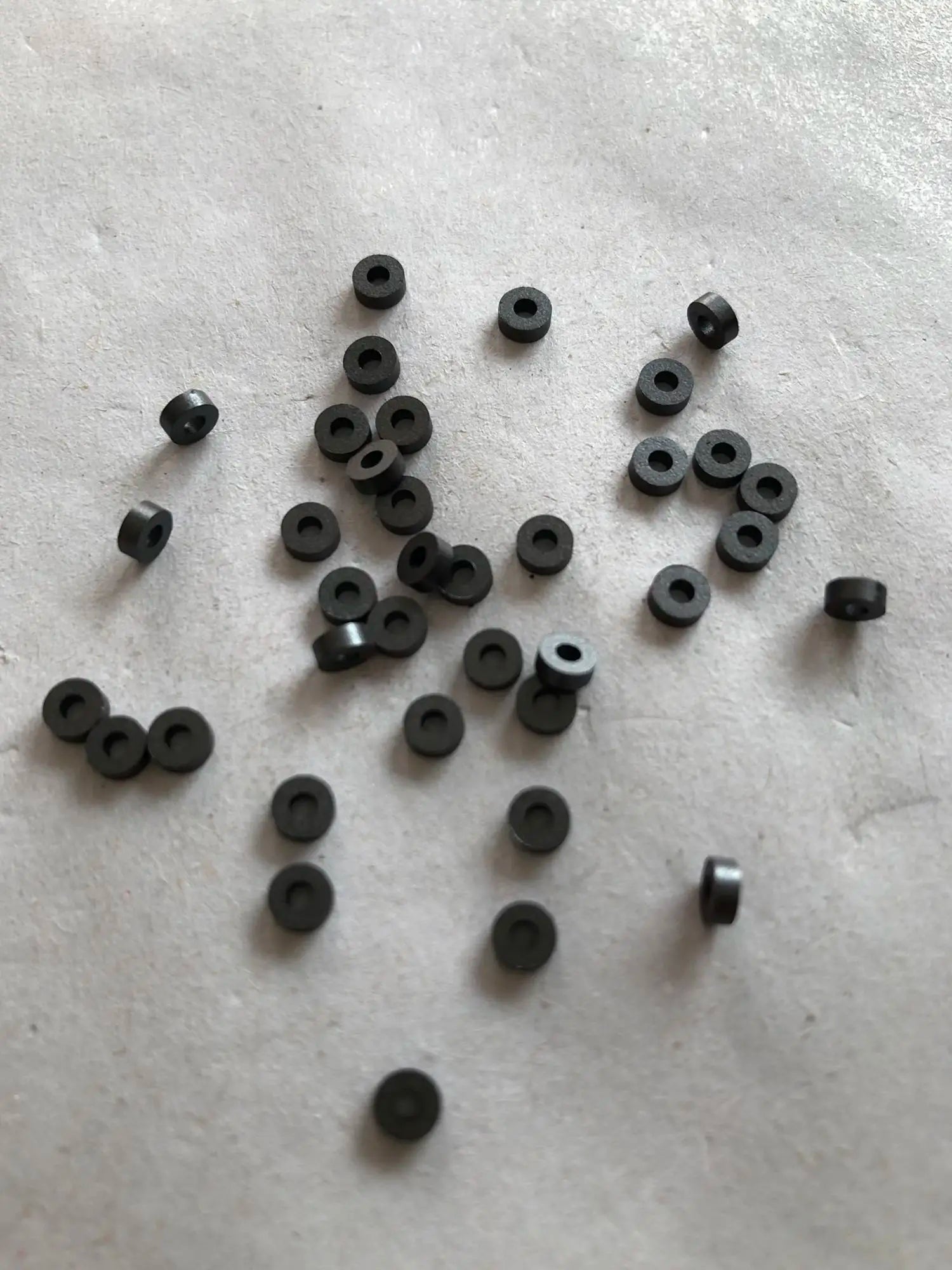 100Pcs/RH3.5 × 1.5 × 1.3 piercing ferrite core, nickel-zinc ferrite hollow magnetic beads anti-interference magnetic new
