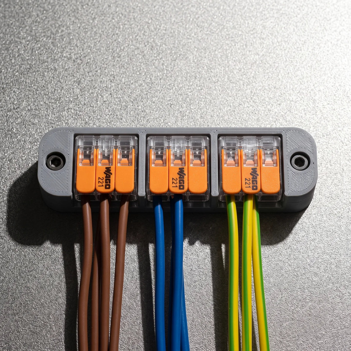 Suitable for WAGO 221 series: Mounting clips and organizers for securing and organizing terminal connectors.
