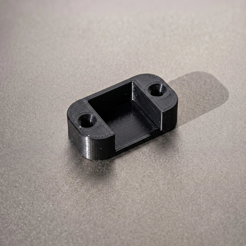 Suitable for WAGO 221 series: Mounting clips and organizers for securing and organizing terminal connectors.