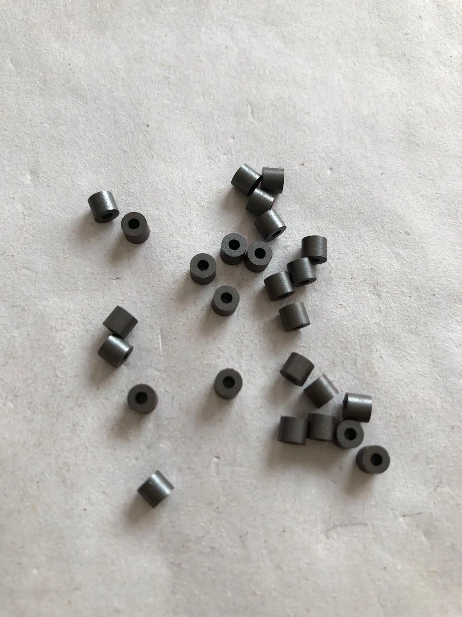 100Pcs/RH3.5 × 1.5 × 3 piercing ferrite core, nickel-zinc ferrite hollow magnetic beads, anti-interference magnetic, brand new