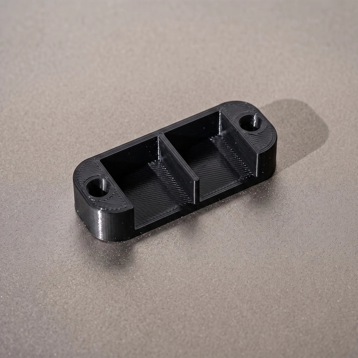 Suitable for WAGO 221 series: Mounting clips and organizers for securing and organizing terminal connectors.