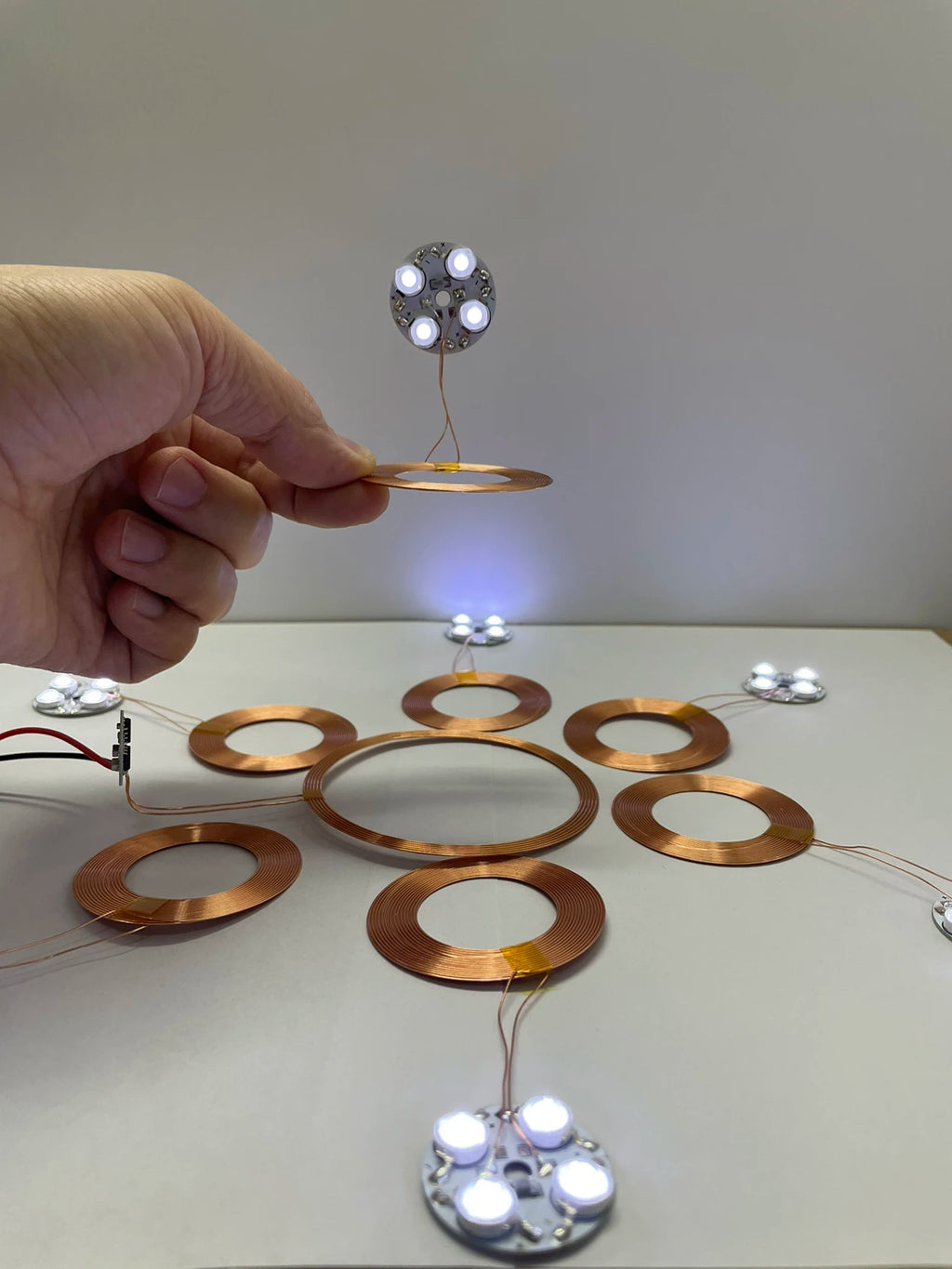 Wireless Coil Induction Receiver Light LED Lamp For Wireless Power Supply Transmitter Maglev Magnetic Levitation Lamp