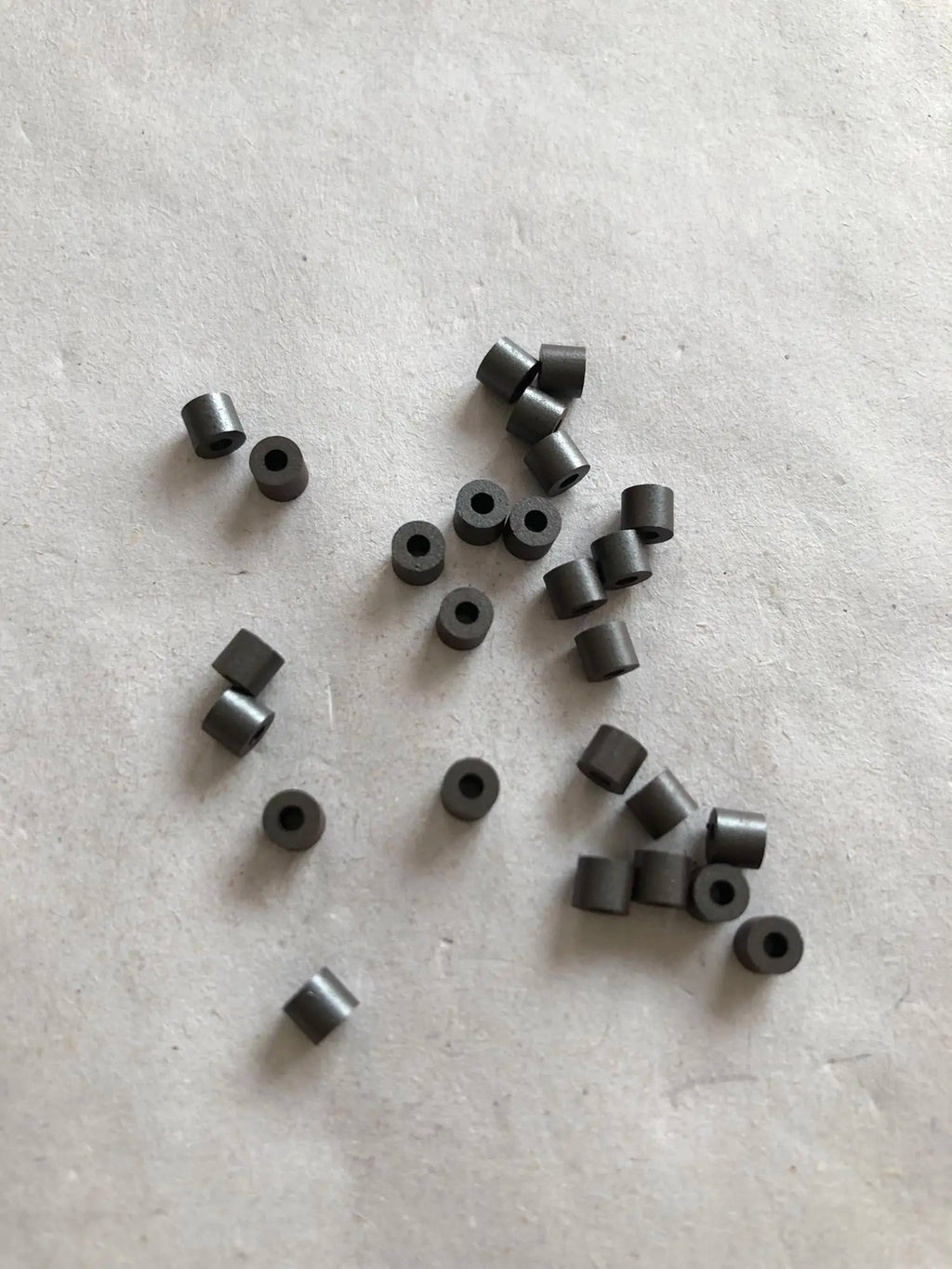 100Pcs/RH3.5 × 1.5 × 3 piercing ferrite core, nickel-zinc ferrite hollow magnetic beads, anti-interference magnetic, brand new