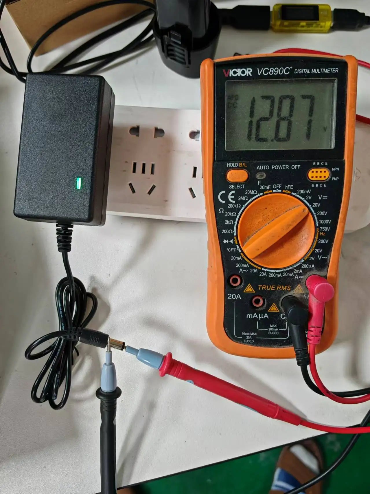 12.6V 2A 21V 1A 18650 Lithium Battery Charger For 12V 18V Screwdriver Wrench Li-ion Battery Pack DC 5.5mm * 2.1mm 2.5mm Input