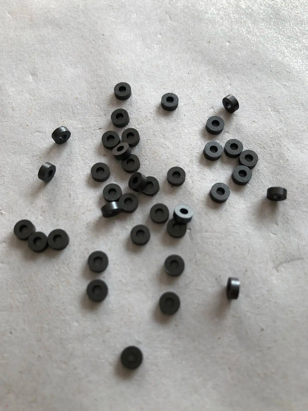 100Pcs/RH3.5 × 1.5 × 1.3 piercing ferrite core, nickel-zinc ferrite hollow magnetic beads anti-interference magnetic new