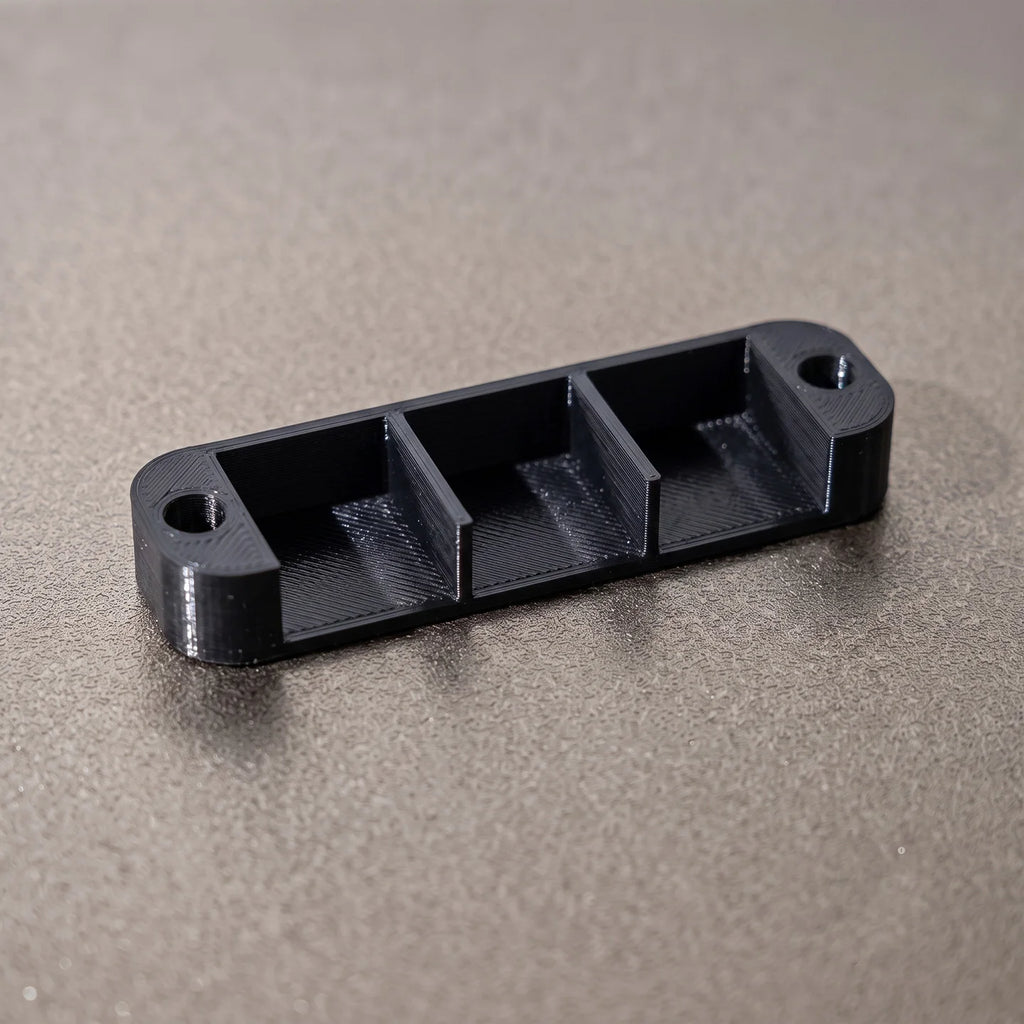 Suitable for WAGO 221 series: Mounting clips and organizers for securing and organizing terminal connectors.