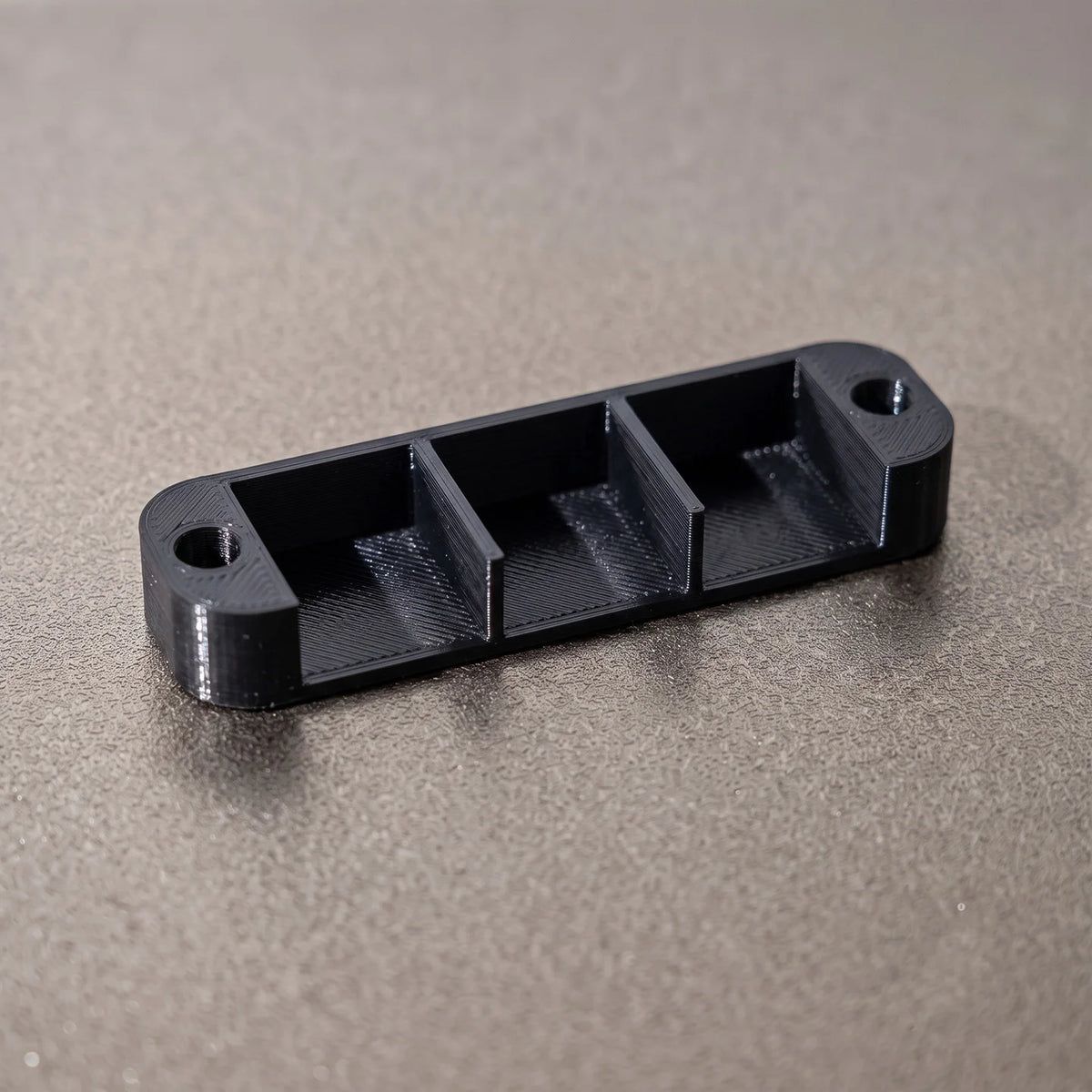 Suitable for WAGO 221 series: Mounting clips and organizers for securing and organizing terminal connectors.