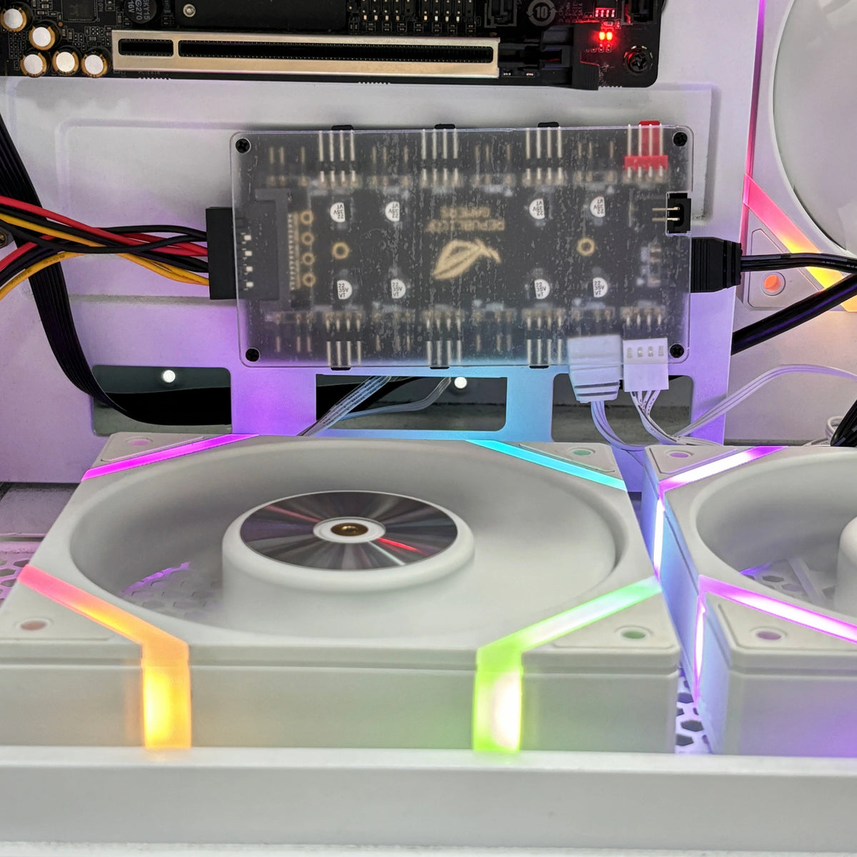 This ARGB Cooling Fan Kit Includes Five 120mm Cooling Fans and a PWM ARGB 2-in-1 Hub, Suitable for Computer Cases (Forward Fan)