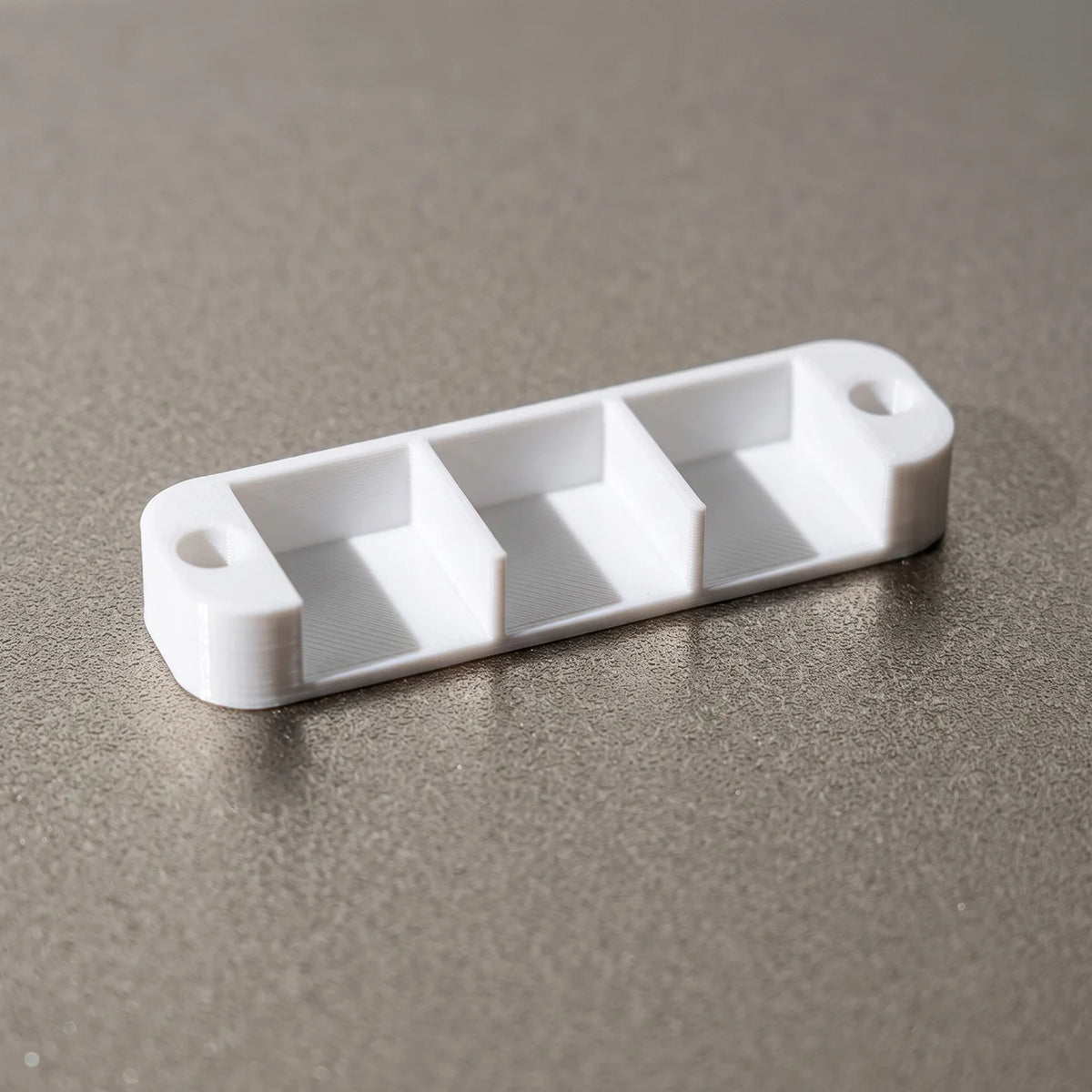 Suitable for WAGO 221 series: Mounting clips and organizers for securing and organizing terminal connectors.