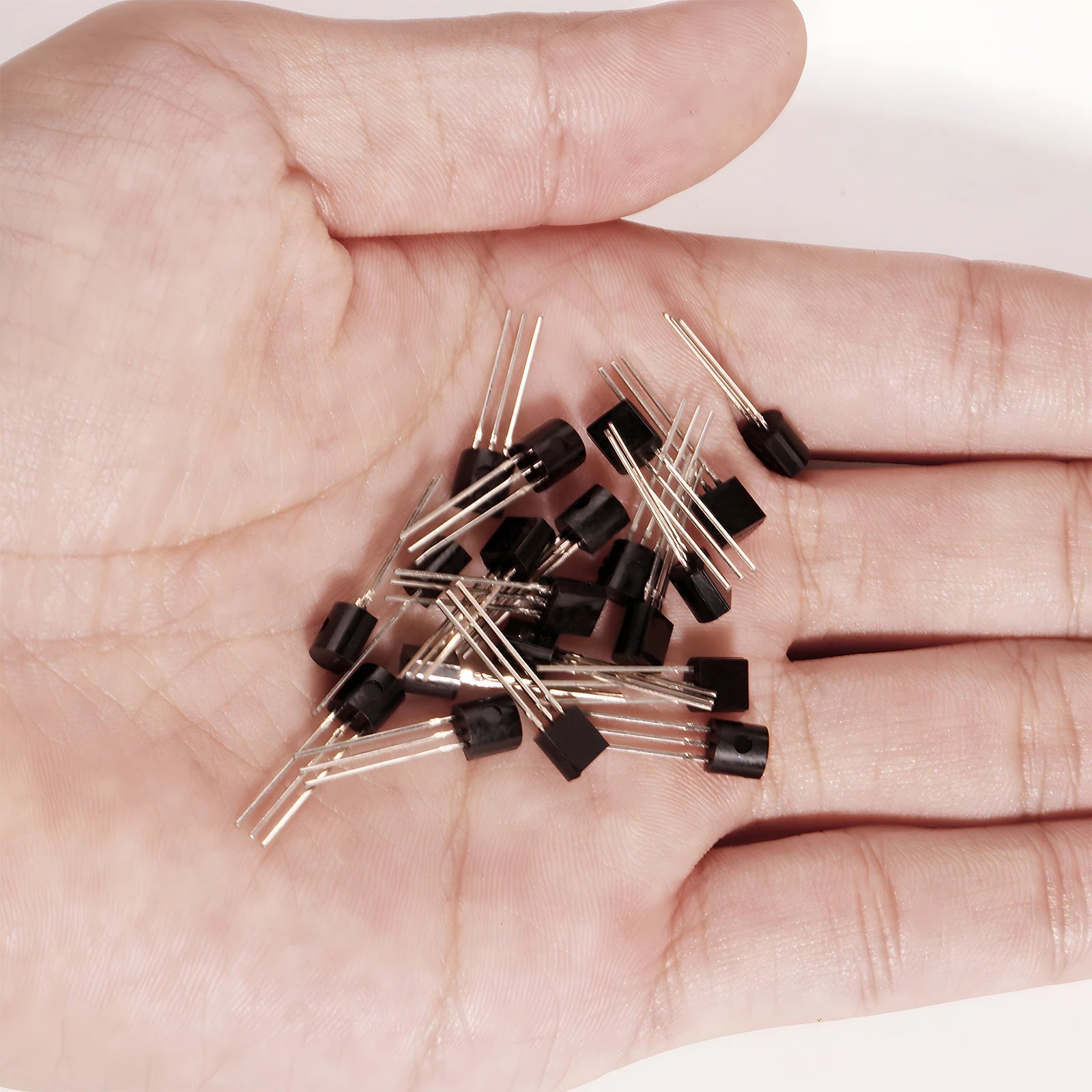 2/8/15pcs Temperature Sensor Electronic Chip DS18B20 TO-92 18B20 chips IC DIY Electronic Digital Thermometer -55°C to 125°C