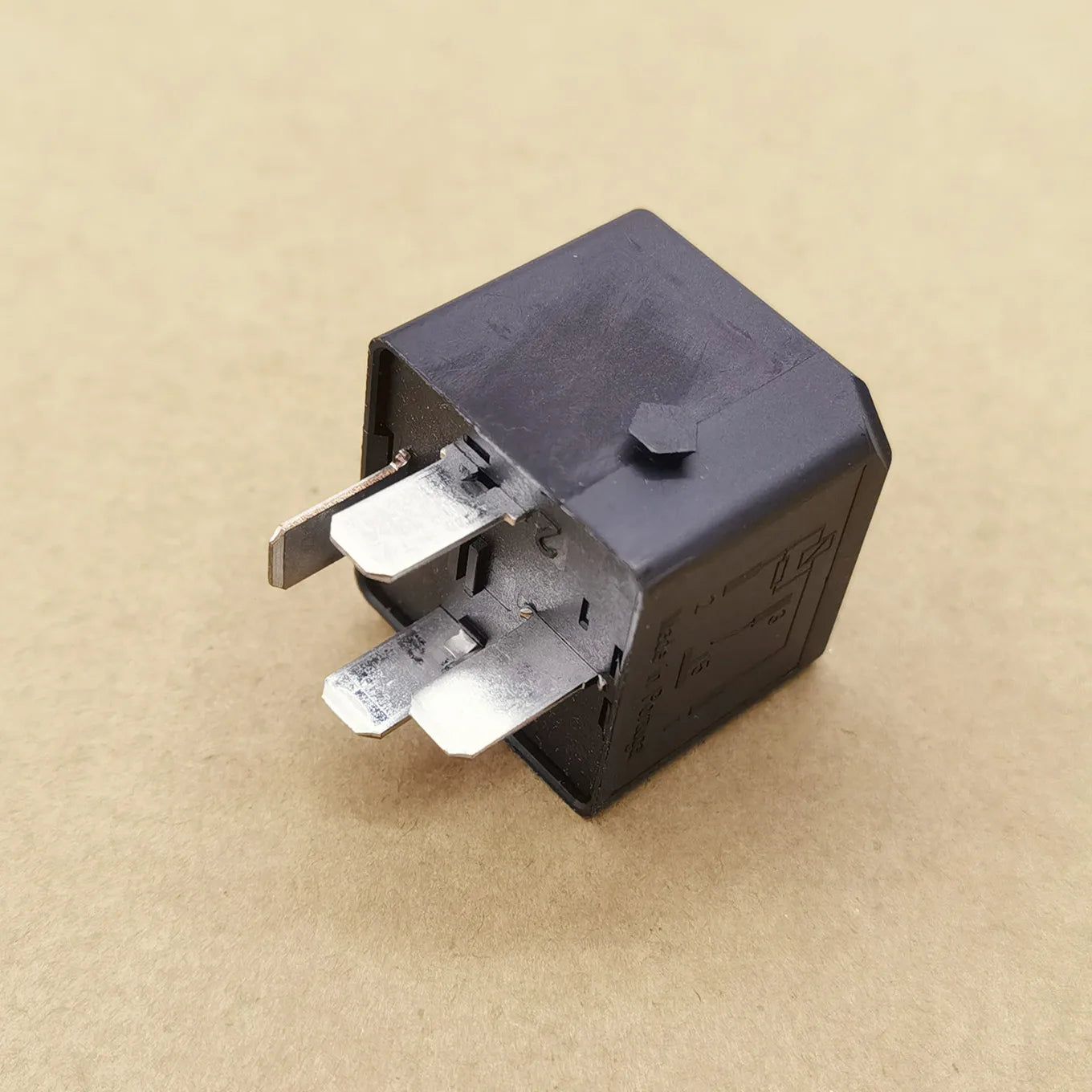 Original New 100% XC40 30A 40A 70A 12V Automotive Fan Air Conditioning Relay V23074-A1001-X137 V23136-B1-X142 V23136-J4-X141