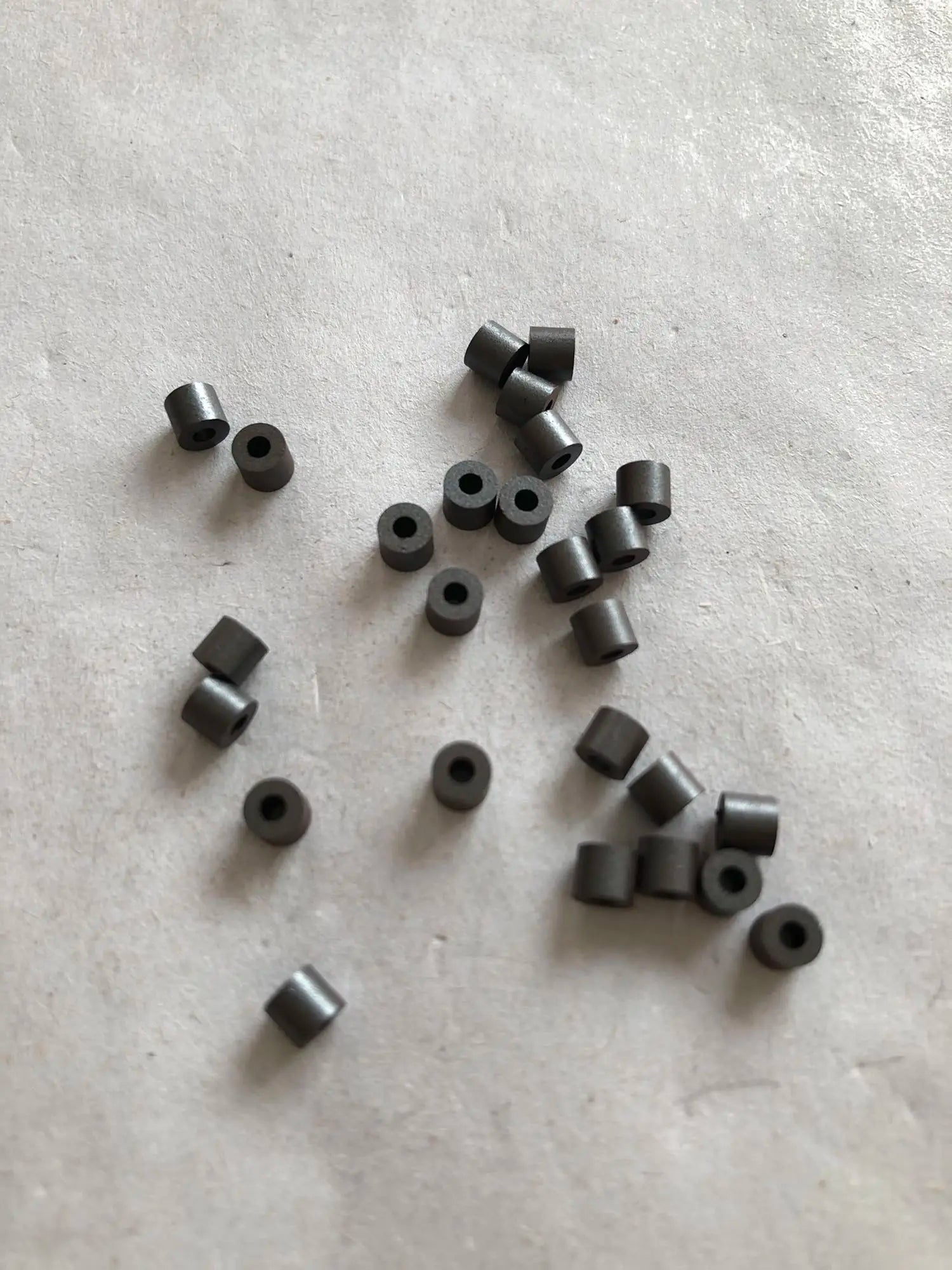 100Pcs/RH3.5 × 1.5 × 3 piercing ferrite core, nickel-zinc ferrite hollow magnetic beads, anti-interference magnetic, brand new