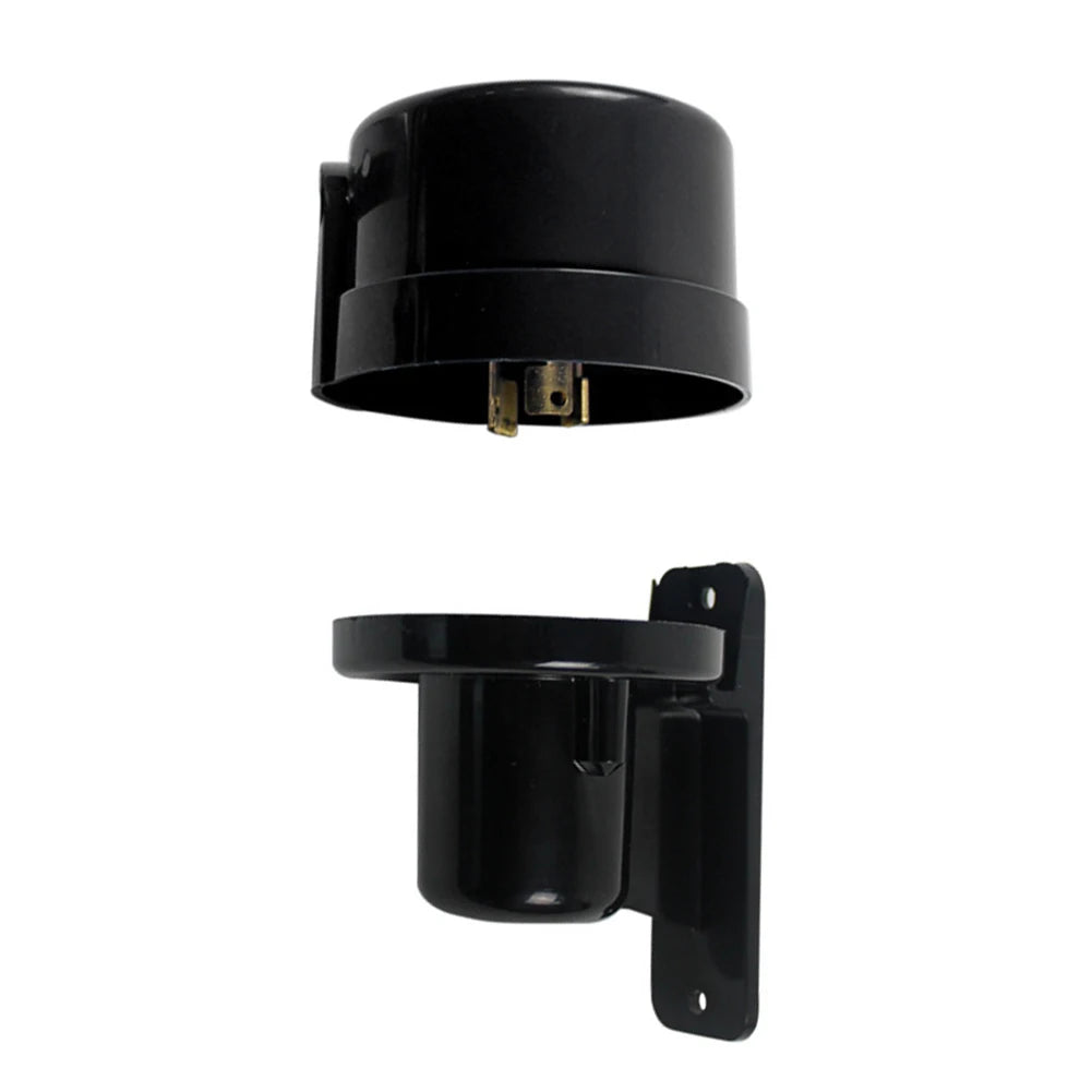 Outdoor Photocell Switch Featuring IP65 Protection Twist Lock Interface and 1000W Load Capacity for Lighting Control