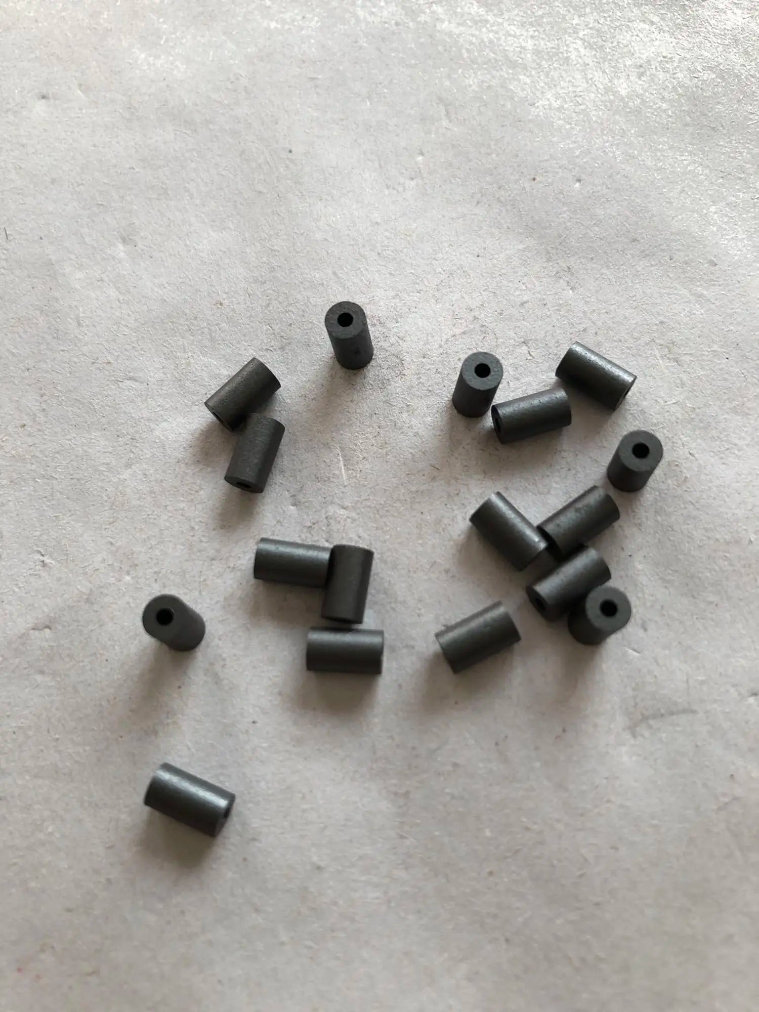 100PCS/RH3.5 × 1.3 × 6 piercing ferrite core, nickel-zinc ferrite hollow magnetic beads, anti-interference magnetic, brand new