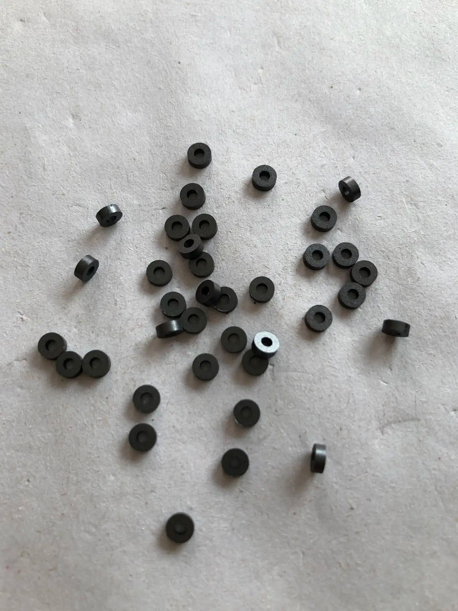 100Pcs/RH3.5 × 1.5 × 1.3 piercing ferrite core, nickel-zinc ferrite hollow magnetic beads anti-interference magnetic new