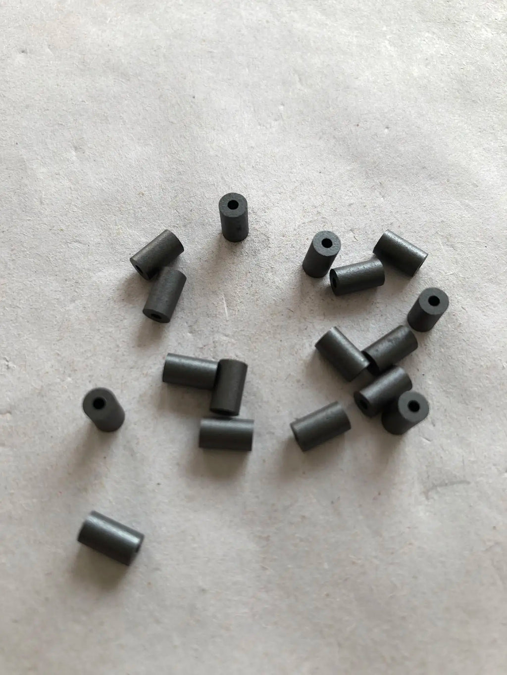 100PCS/RH3.5 × 1.3 × 6 piercing ferrite core, nickel-zinc ferrite hollow magnetic beads, anti-interference magnetic, brand new